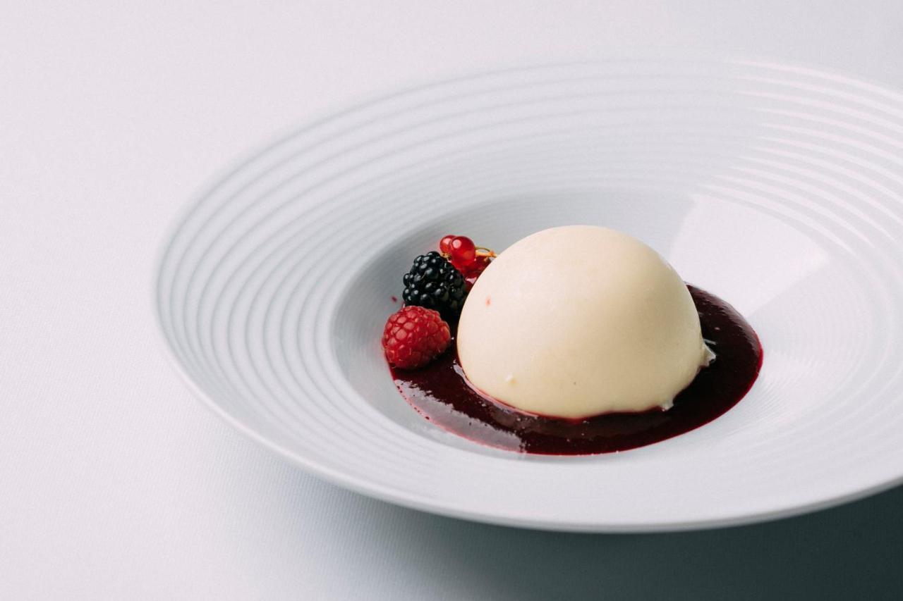Montebelo Vista Alegre Ilhavo Hotel Εξωτερικό φωτογραφία A scoop of vanilla ice cream with a fruit sauce